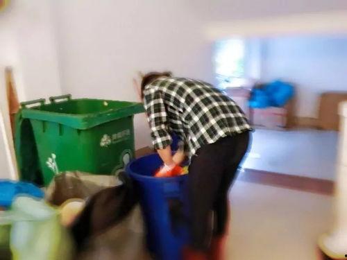 宿管阿姨的丝袜的故事,丝袜背后的宿管阿姨传奇