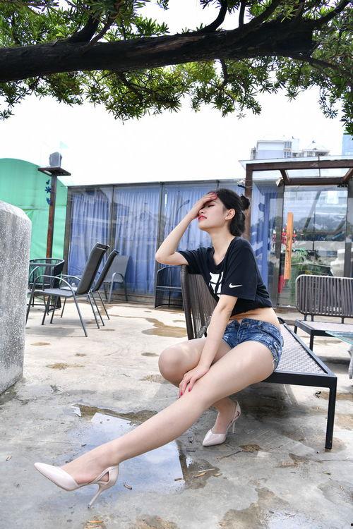 摸肉丝袜美女腿,探寻美女腿部线条的极致魅力