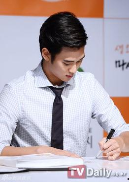 左撇子男明星,揭秘左撇子男明星的独特风采